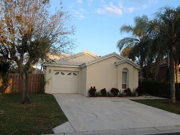 2nd image of 104 Woodlake Cir