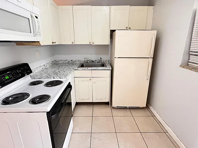 919 S G St — Photo 6