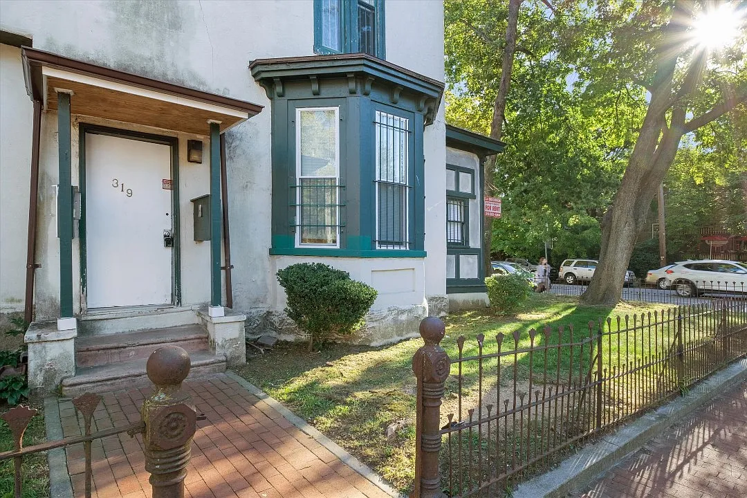 2 bed, 850 sqft, $1,600 — Photo 3