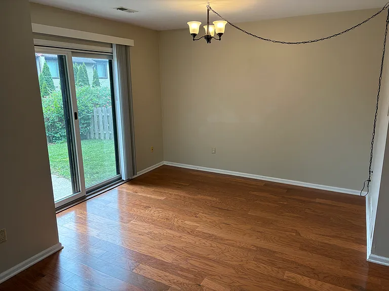 323 Milford Ct — Photo 17