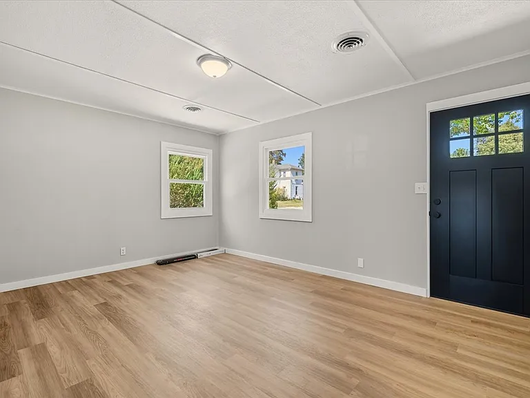 710 E Chestnut St — Photo 13
