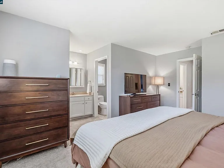 2045 McMillan Ct — Photo 4