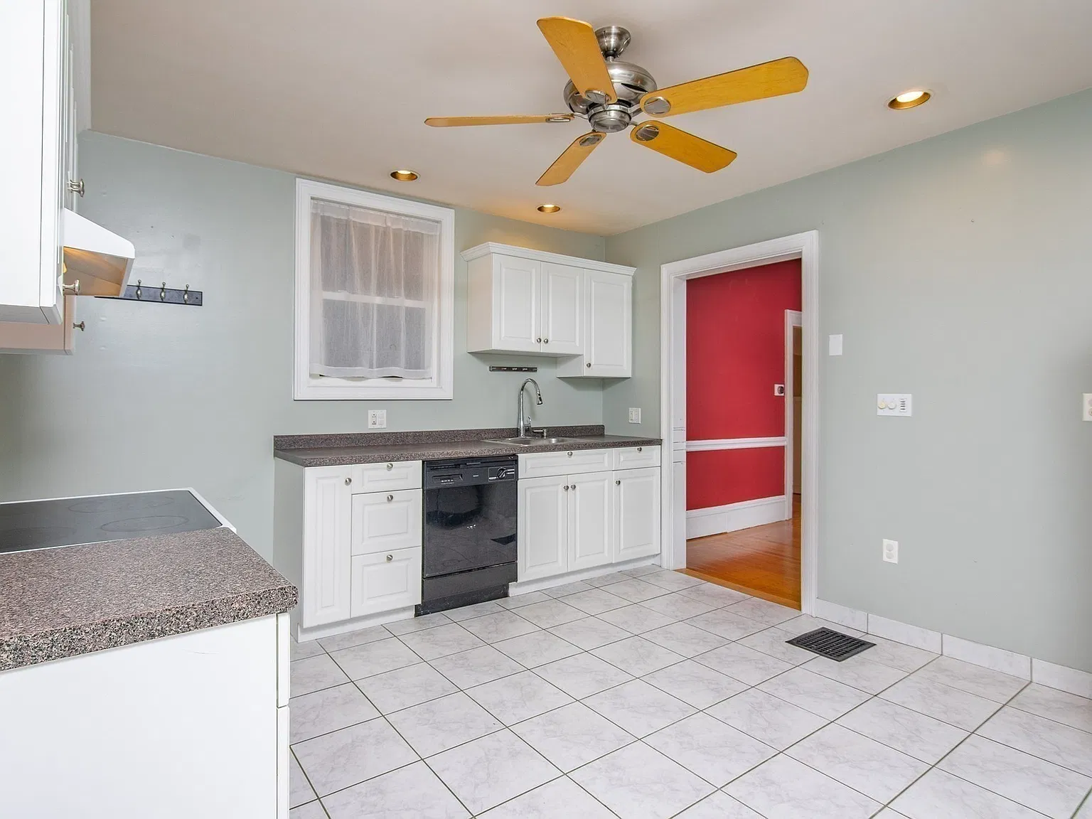 3 bed, 1.0 bath, 1100 sqft, $3,200 — Photo 3