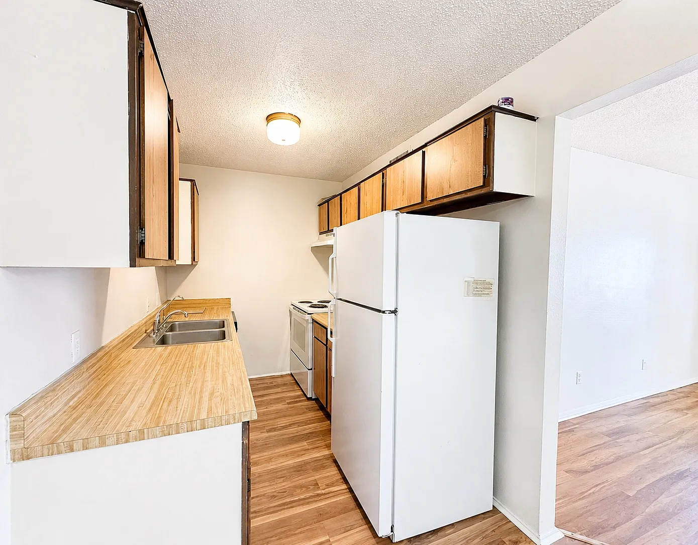 620 Londonderry Ln — Photo 3