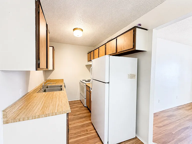 620 Londonderry Ln #202 — Photo 3
