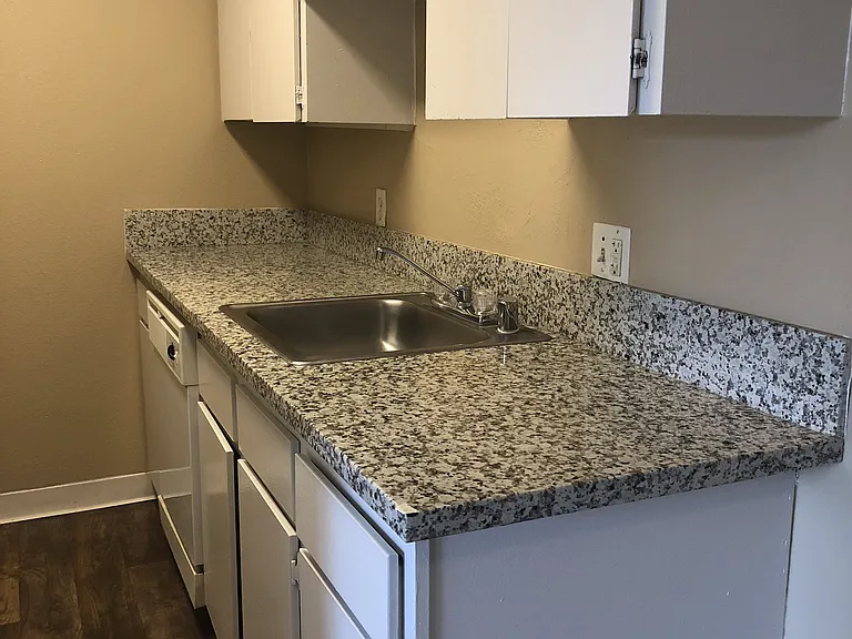 Rose Glen Apartments — Photo 2