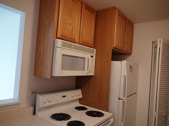 5th image of 980 N Lakeside Dr APT 2B