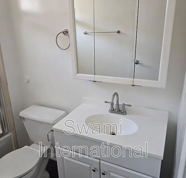 308 W Queen St #12 — Photo 8