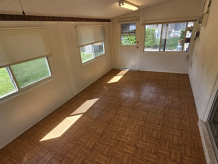 991 Barclay Dr — Photo 9