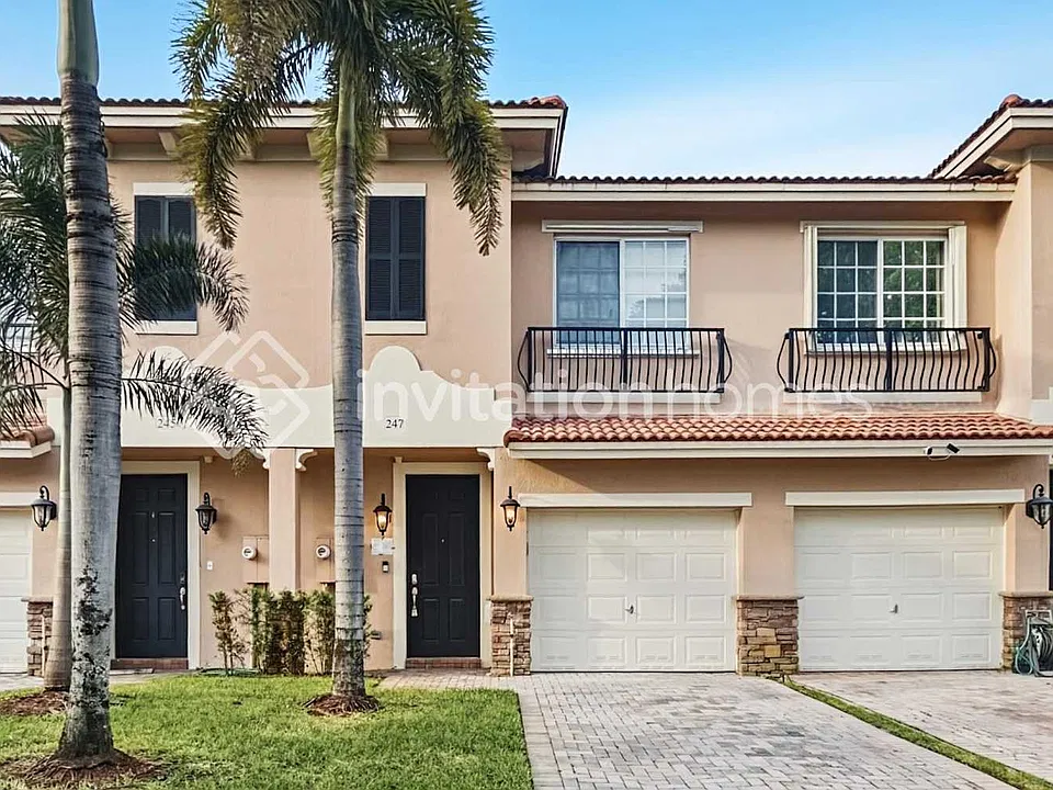 247 Las Brisas Cir