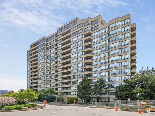 22 Clarissa Dr #402, Richmond Hill, ON L4C 9R6