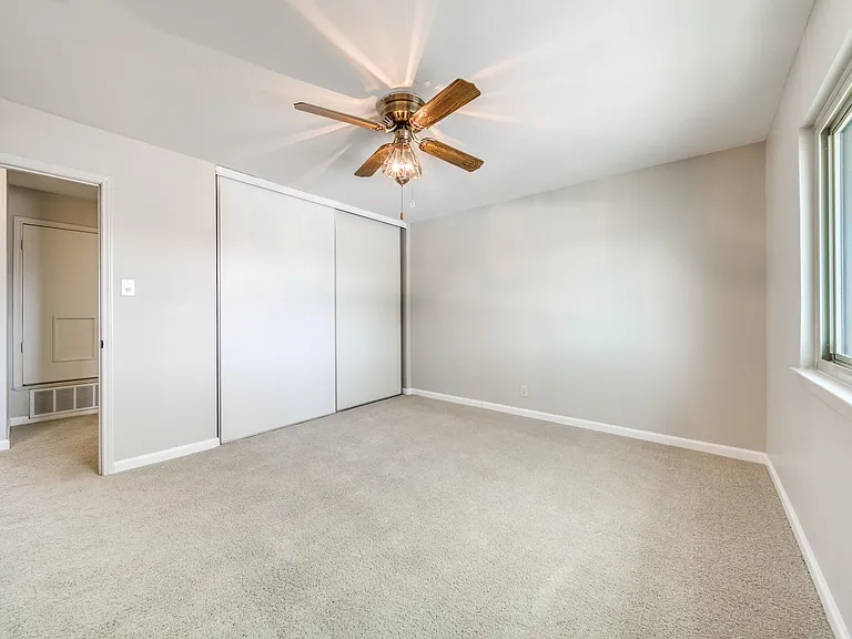 5866 Royal Rdg — Photo 3