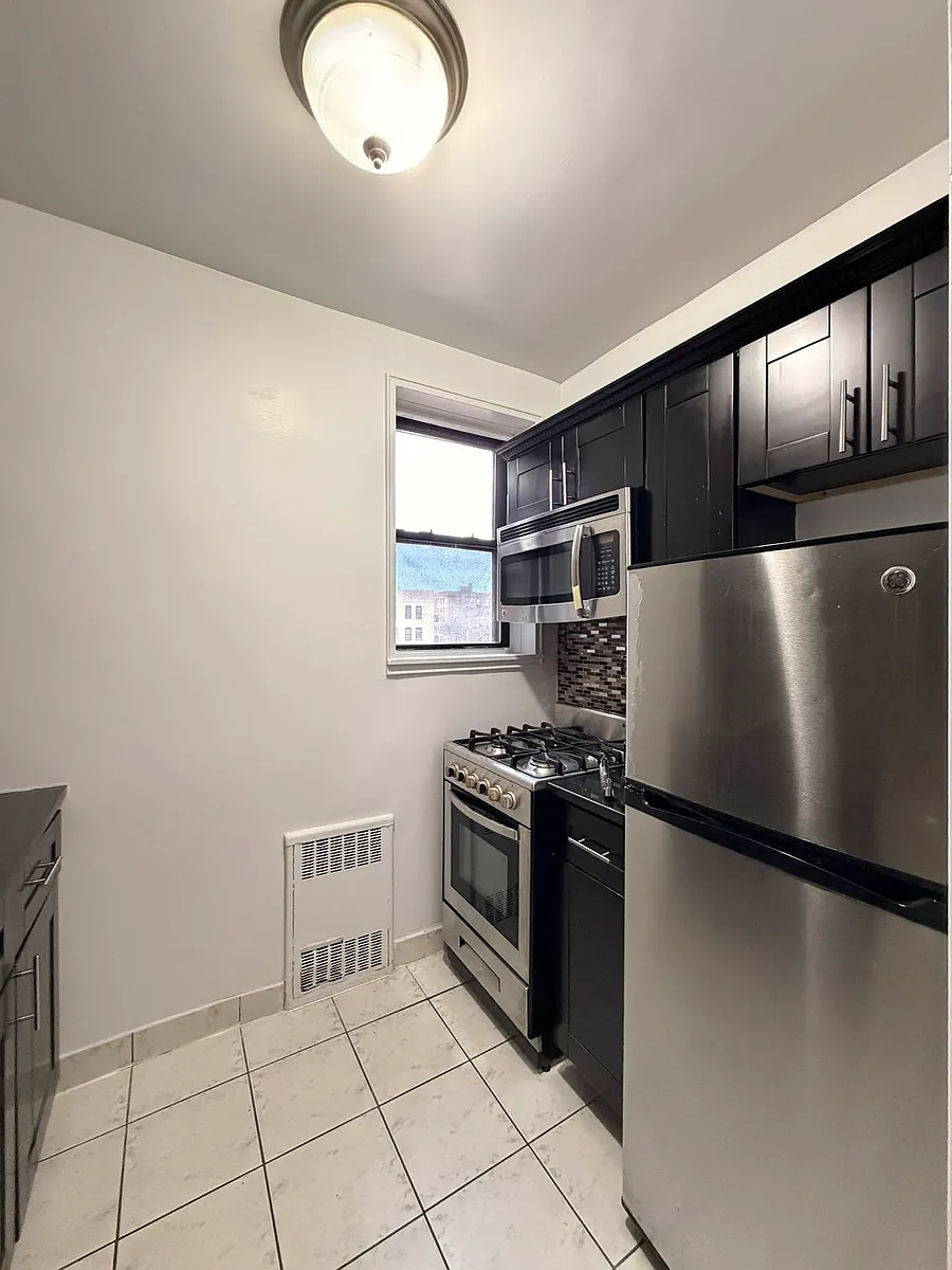 Building Photo - 85-02 139th St #L