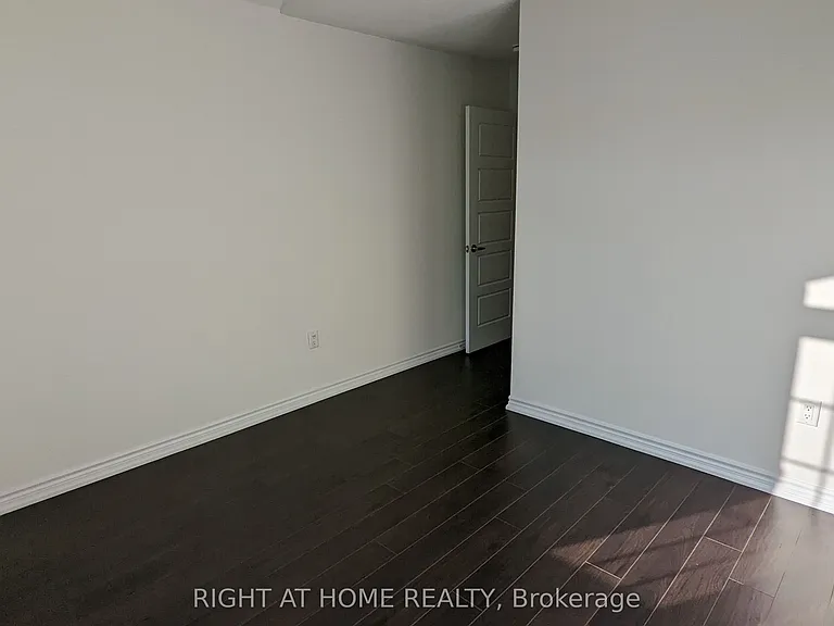 686 Laking Ter — Photo 20