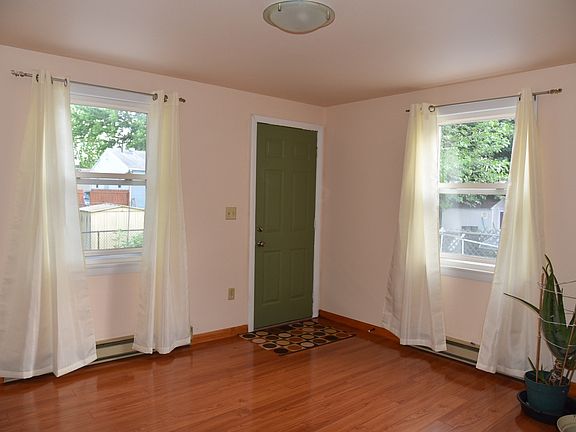 Direct entrance using the back door. Spacious and bright roo