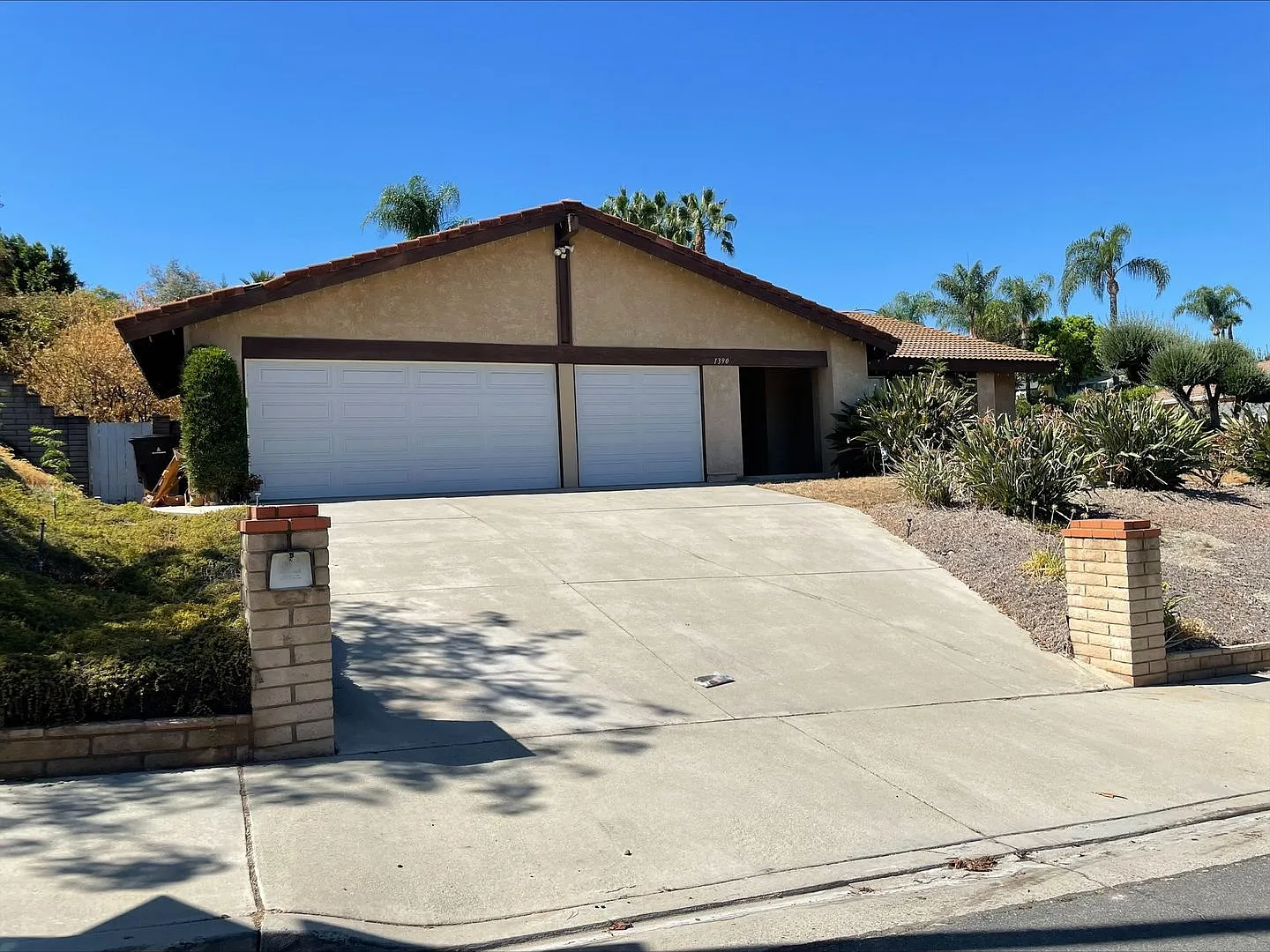 Riverside Corner Home on a Cul-de-Sac! — Photo 1