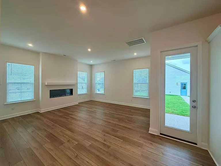 6117 Daisy Dale Dr — Photo 6