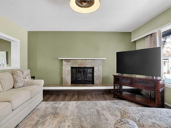 4th image of 3204 E Riel Pl SE