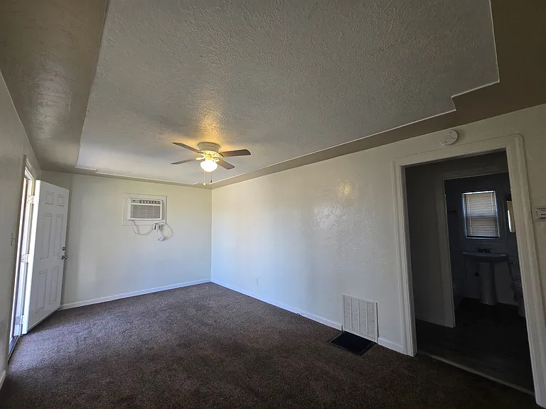 512 N Palm St — Photo 4
