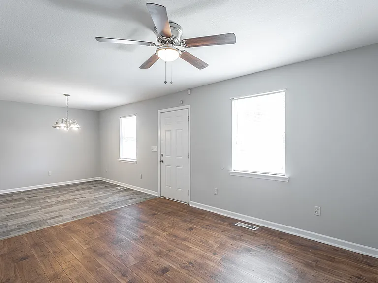1621 Oak St — Photo 4