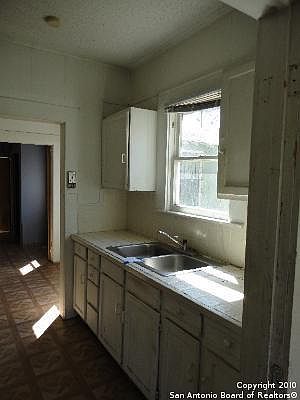 3rd image of 818 W Theo Ave #1