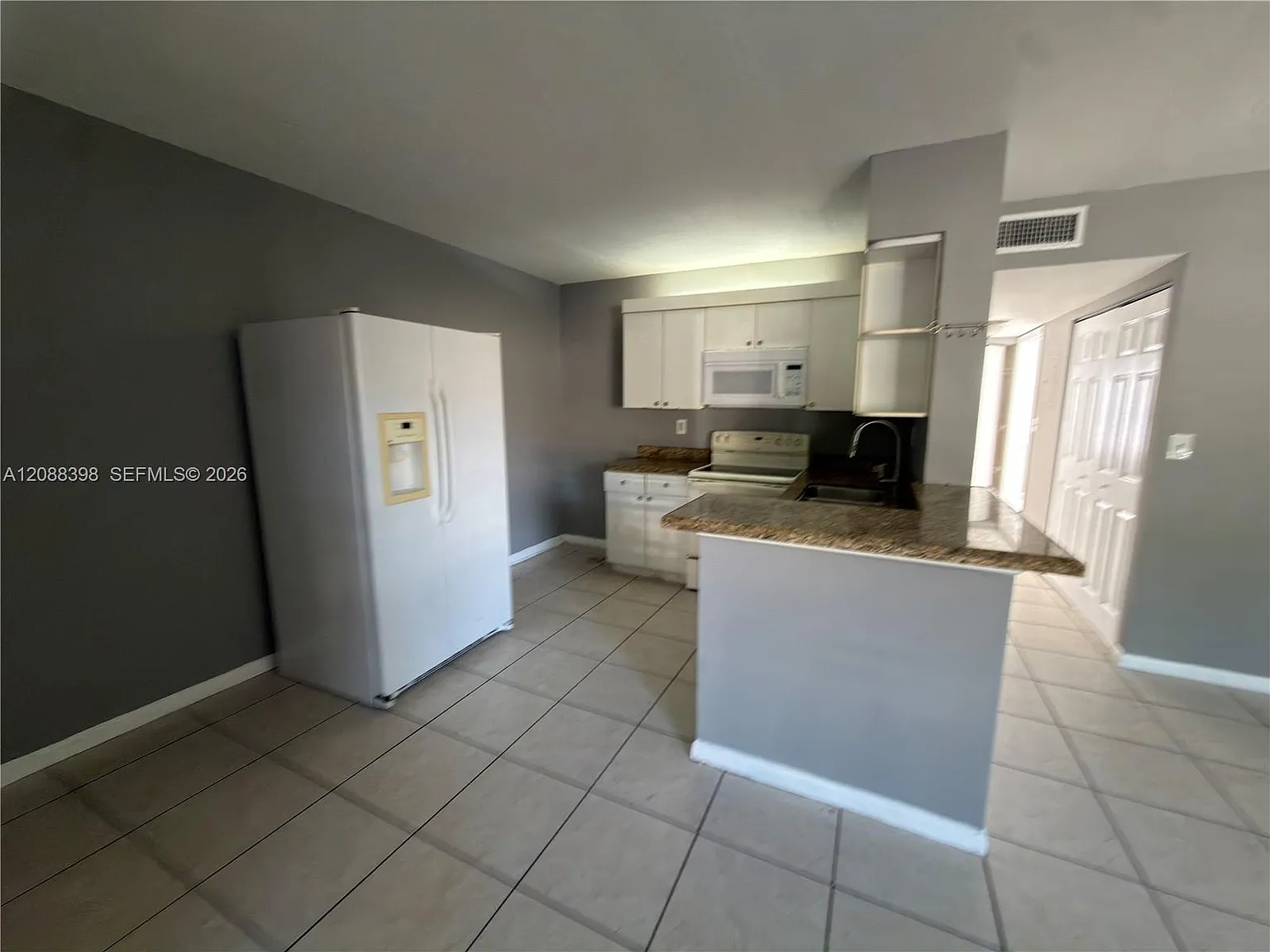 Coral Village Condo — Photo 4