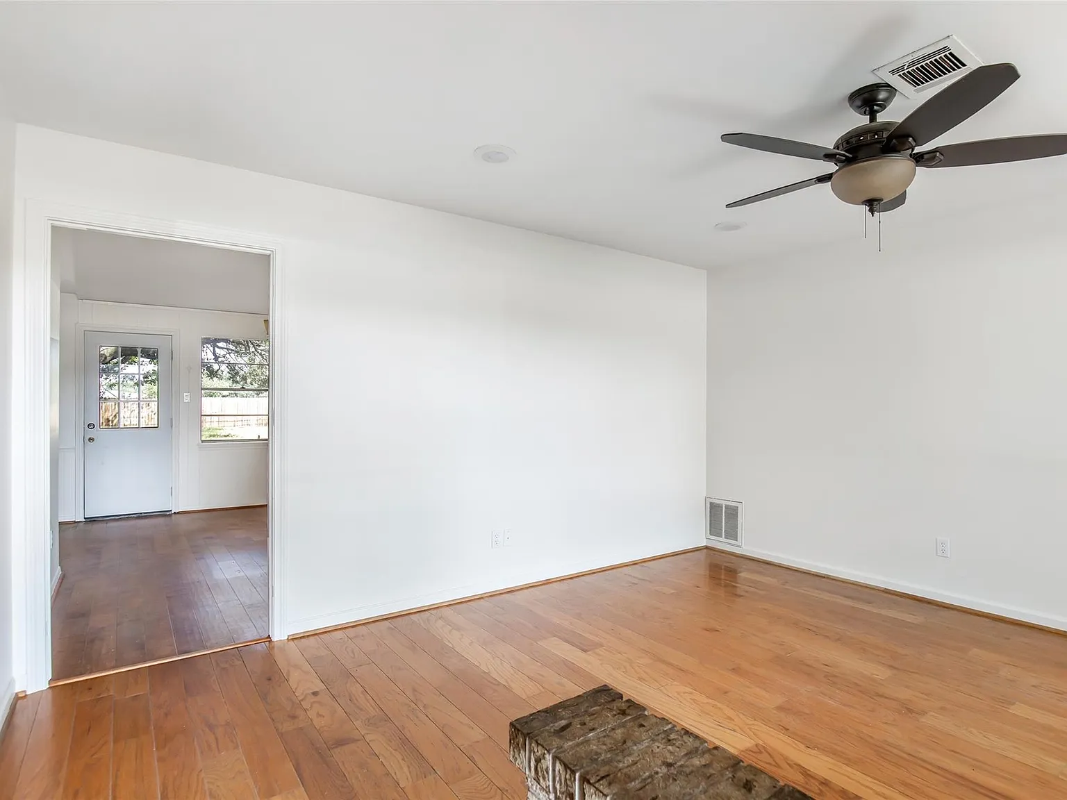 3 bed, 2.0 bath, 1287 sqft, $2,050 — Photo 3