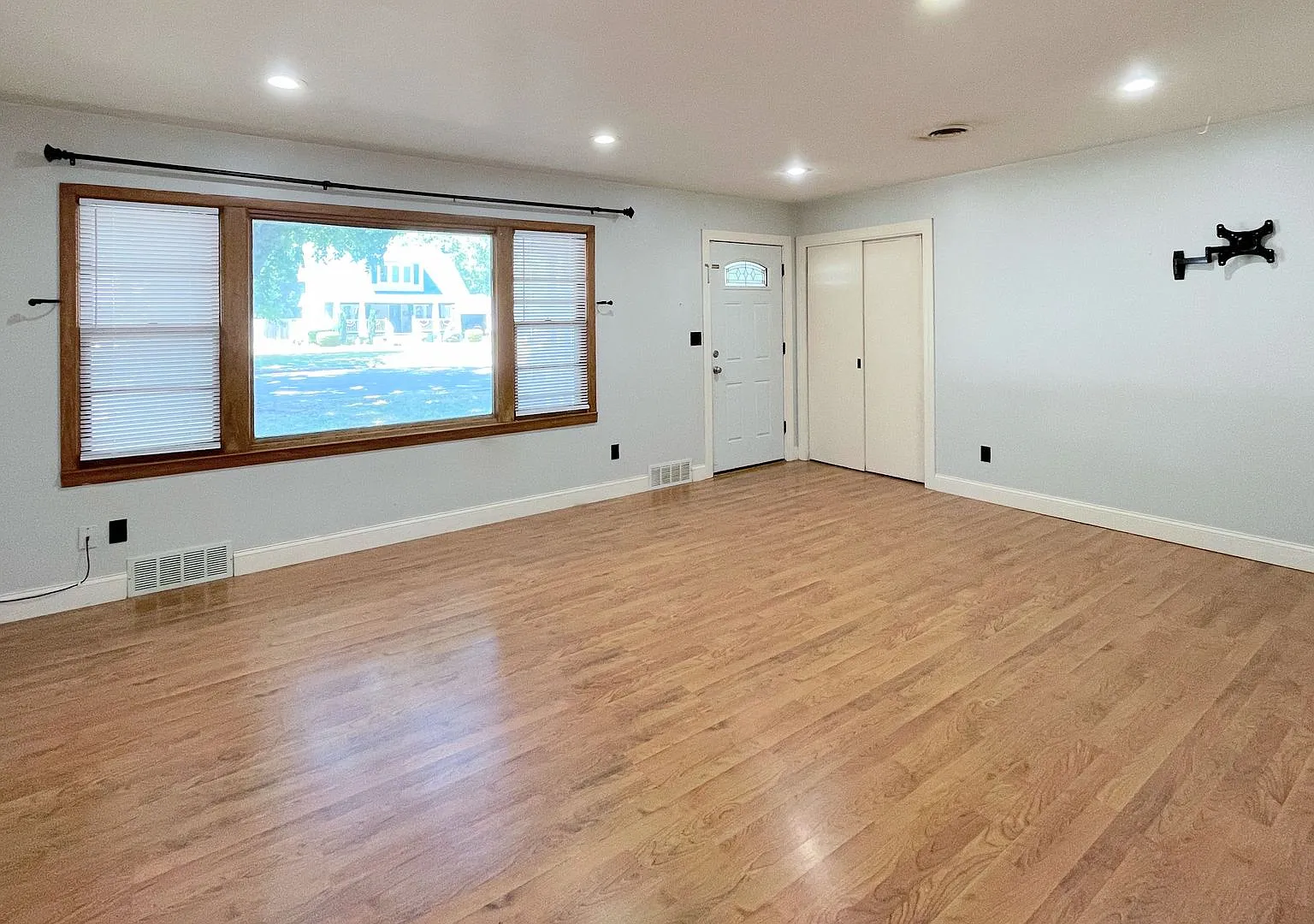 Spacious 3-Bedroom, 2-Bathroom Home — Photo 3