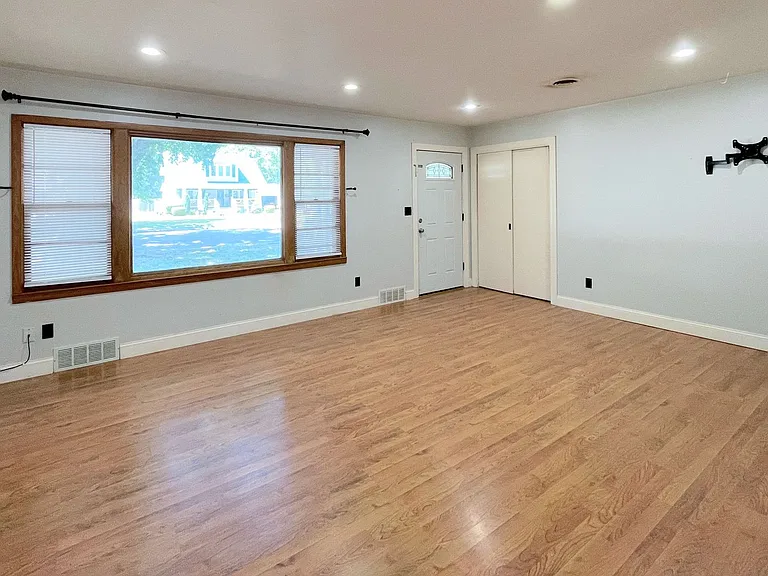 302 N Reno Ave — Photo 3
