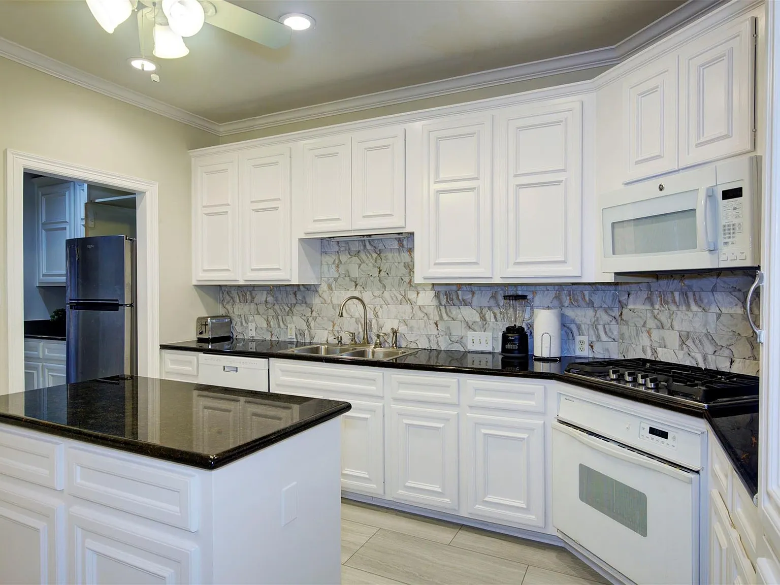 4 bed, 4.5 bath, 3729 sqft, $5,700 — Photo 2
