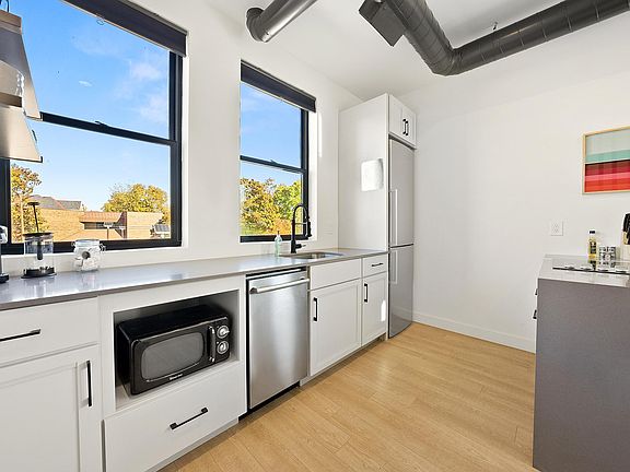 3rd image of 985 E Broad St Unit 4