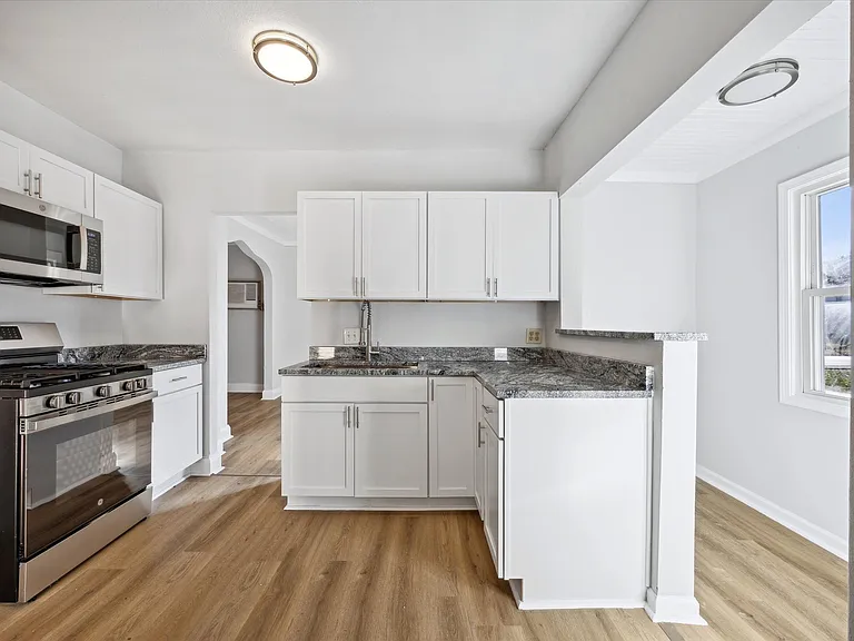 905 Brinton Dr — Photo 2