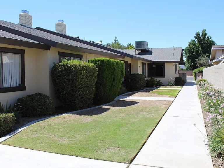 7608 Stockdale Hwy — Photo 2