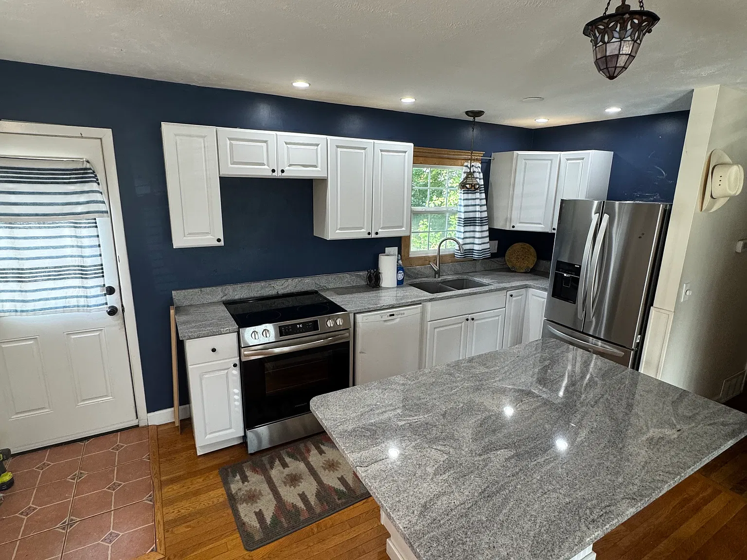 3 bed, 1233 sqft, $1,950 — Photo 4