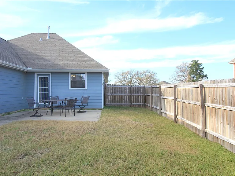 2010 Turning Leaf Dr — Photo 19
