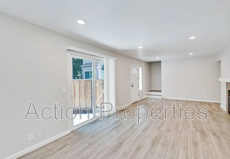 2091 San Luis Ave #8 — Photo 3