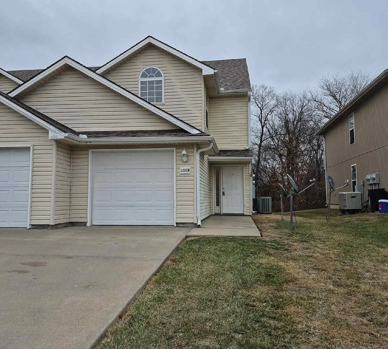 1205 Pebblecreek Dr - D — Photo 2