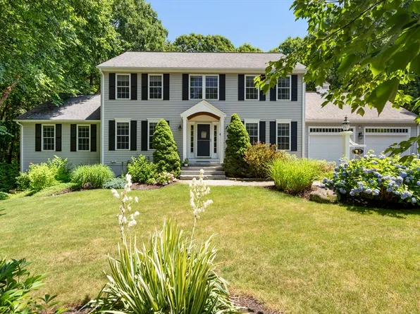 32 Field Rd, Medway, MA 02053