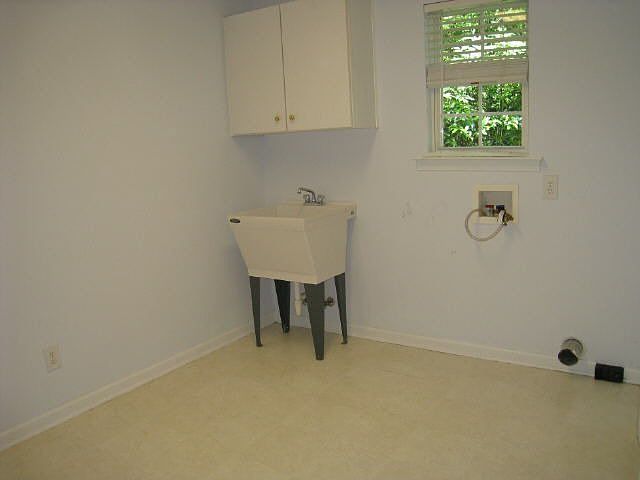 2nd image of 420 E 10th St SE