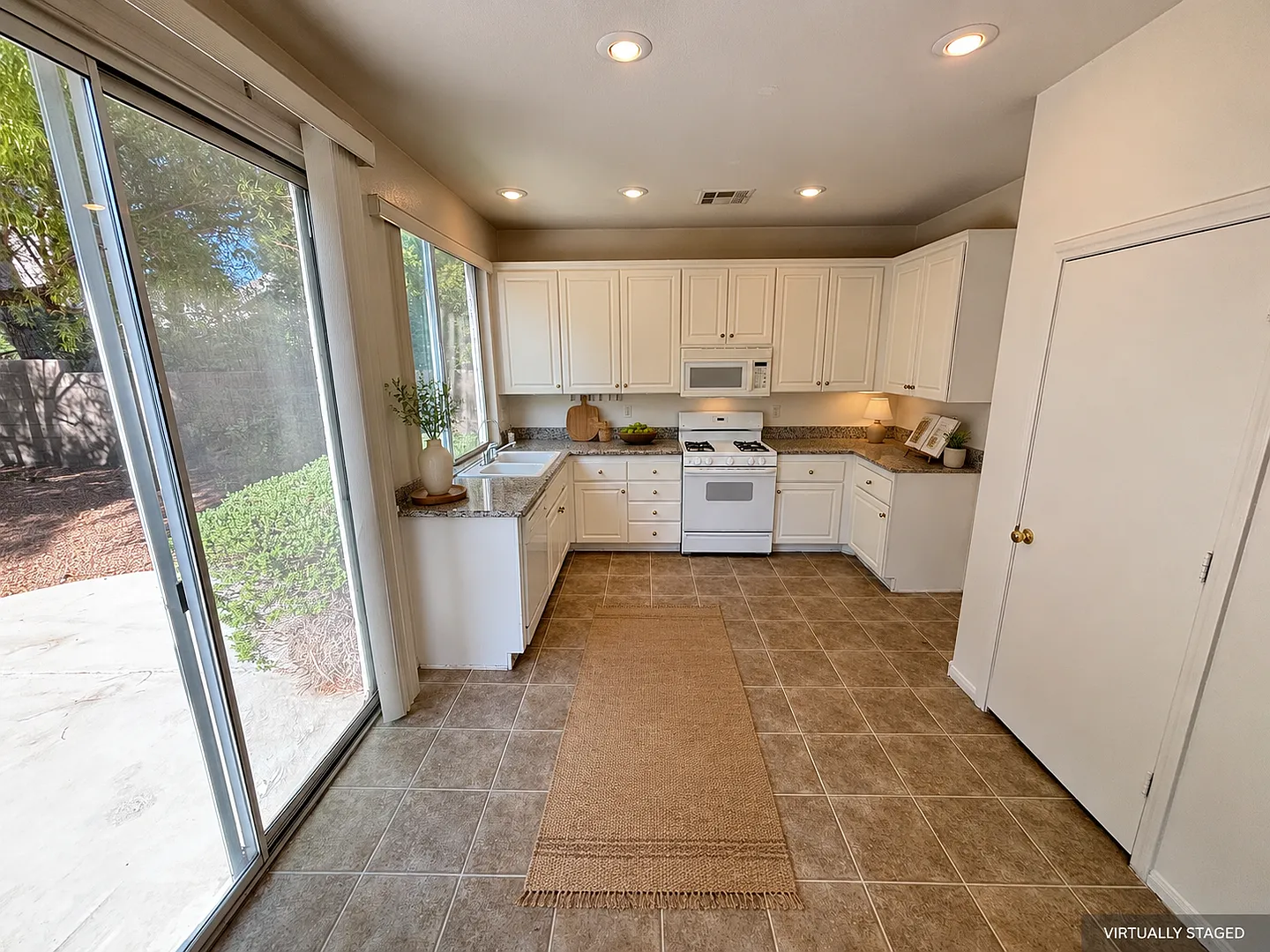 Spacious 4Bed/3Bath/2Car- Summerlin Home with Downstairs Bedroom, Loft & 2-Car Garage! — Photo 4