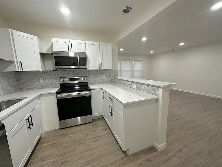 5934 Victor St #3 — Photo 5