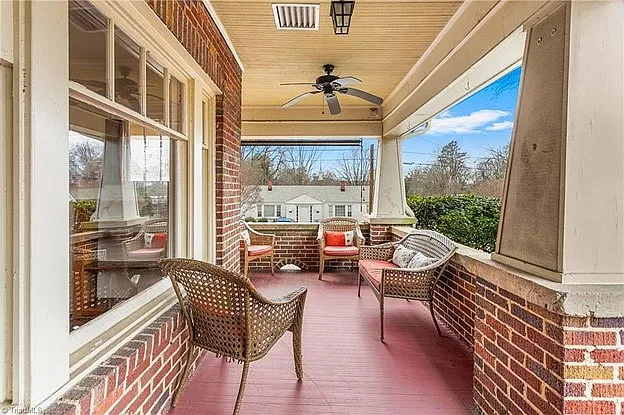 Front porch (furniture included)