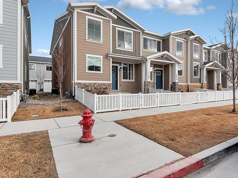 1103 W Emerald Pools Ln — Photo 2
