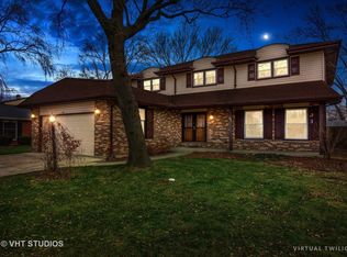 165 Mockingbird Ln, Wheeling, IL 60090