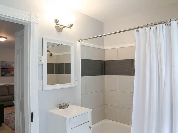 2nd floor full bathroom