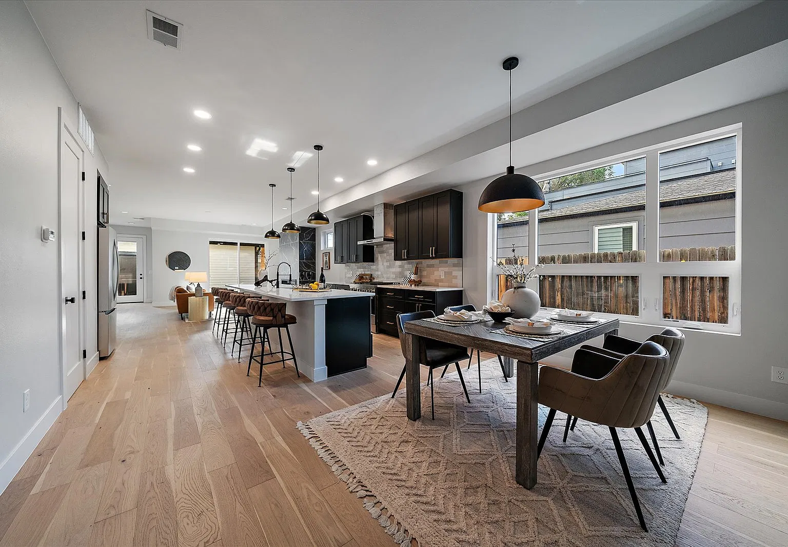 4 bed, 2900 sqft, $4,900 — Photo 2