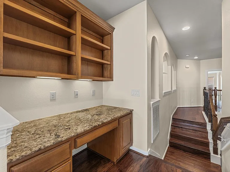 7 N Beech Springs Cir — Photo 26