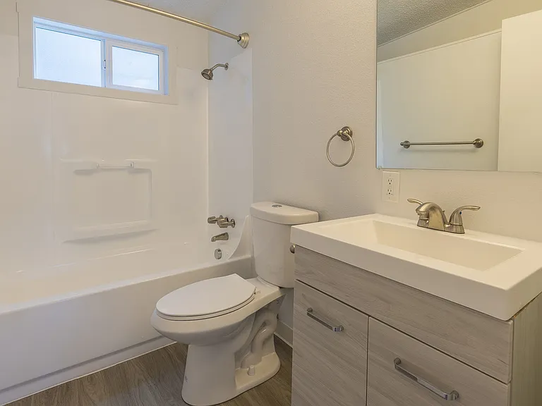 Bel Aire Court | Bathroom