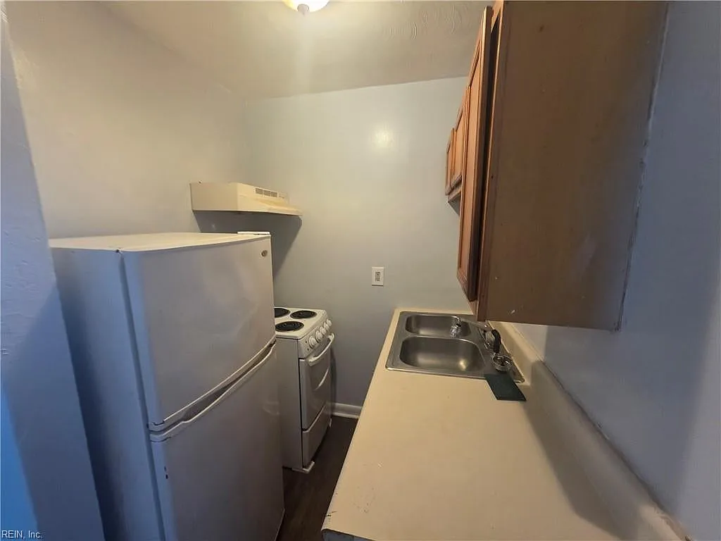 2 bed, 1.0 bath, $1,095 — Photo 4