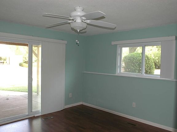 2nd image of 2880 Redwood Ave
